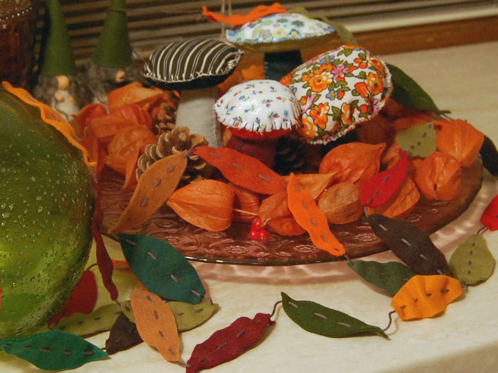 Acorn-and-leaf felt garland
