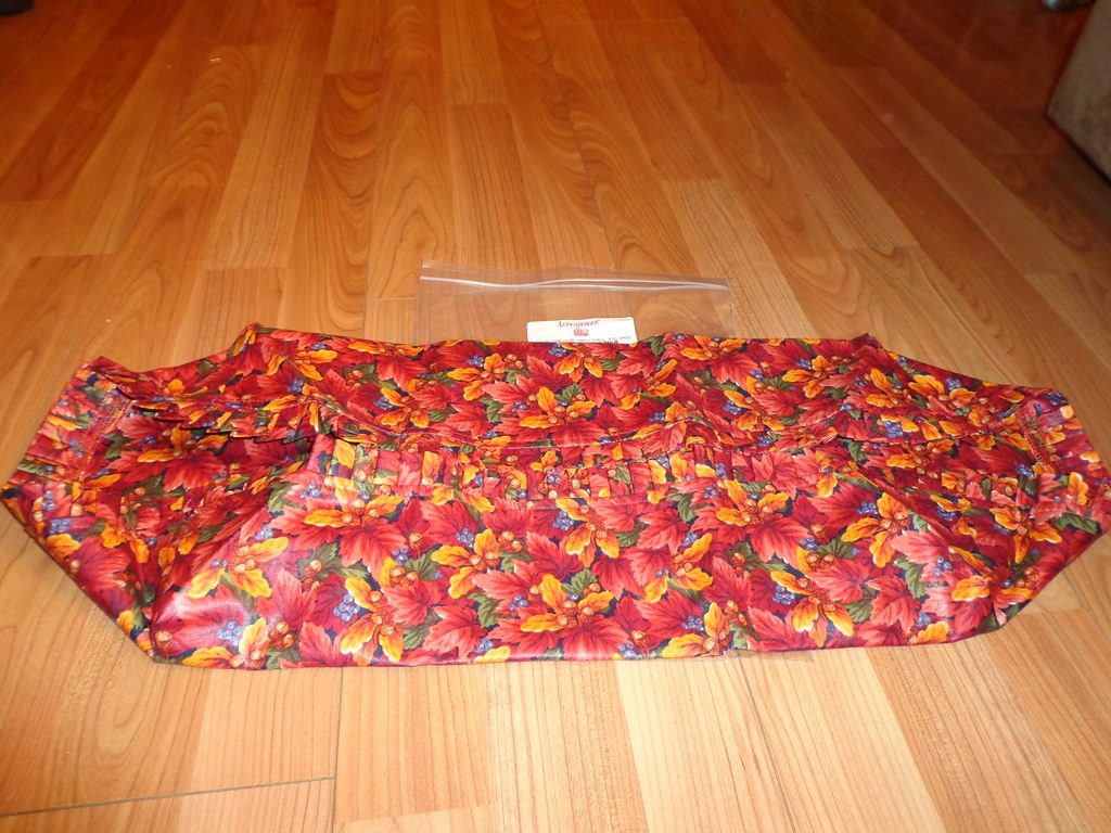 Crescent tabletop serving-tray liner set