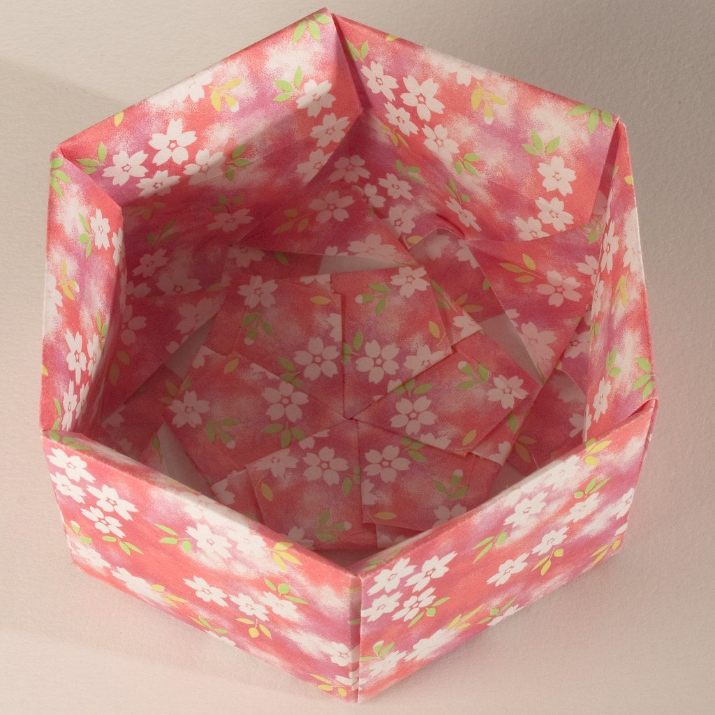 Decorative gift boxes with lids