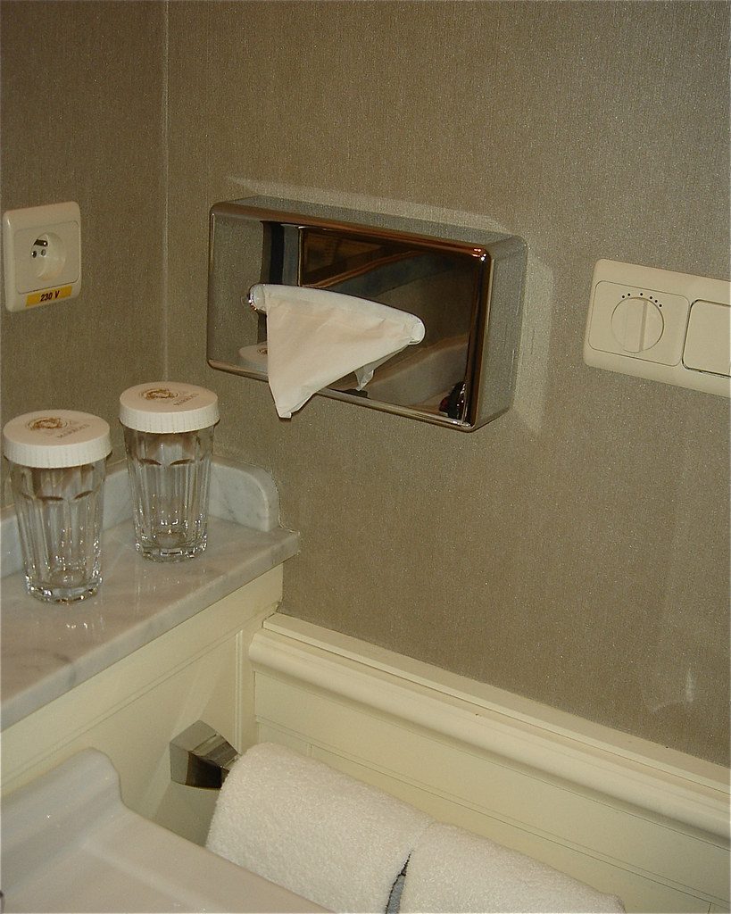 Drain hair-catcher basket with lift tab