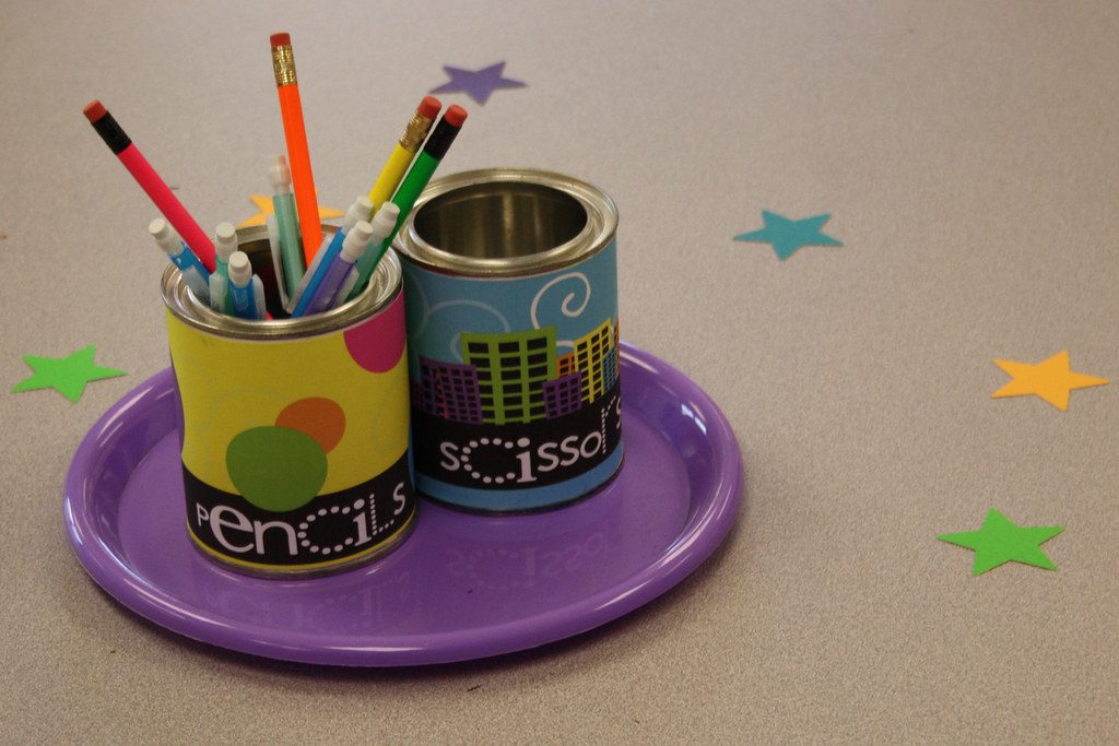 Expandable dining-table utensil caddy