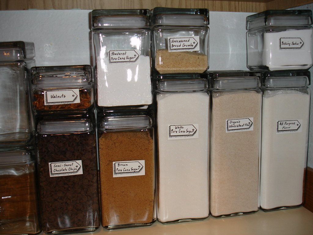 Freezer ice-cube bin with scoop divider