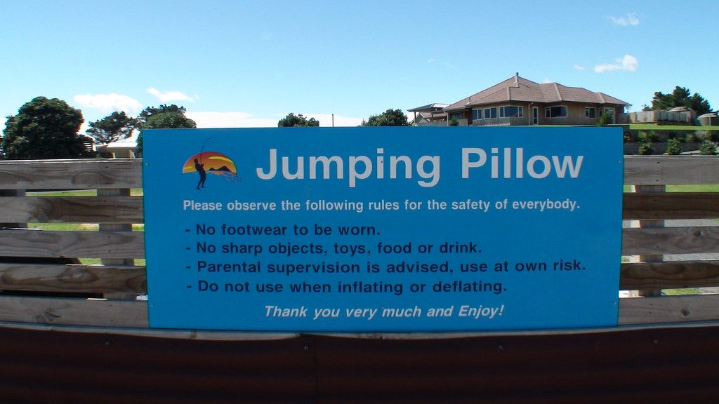 Inflatable travel pillow