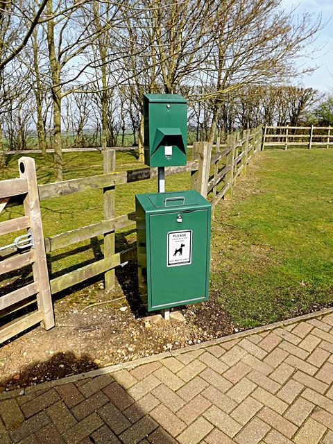 Integrated cat-litter scoop with waste bin and bag dispenser