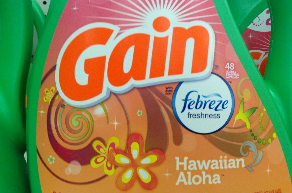 Liquid laundry detergent