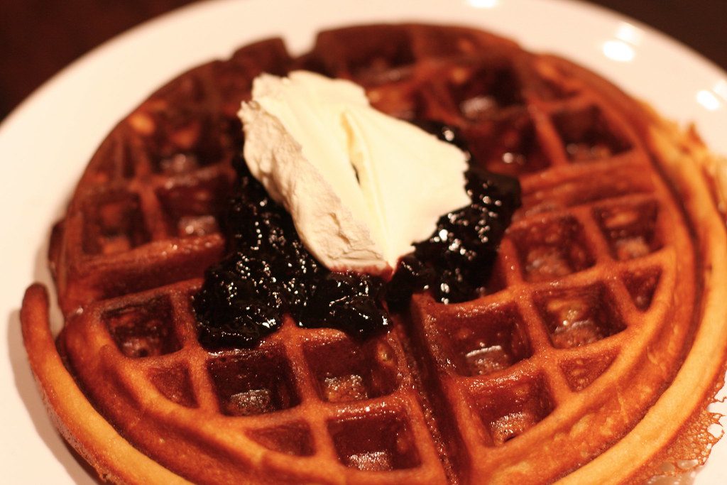 Mini waffle maker (Dash)