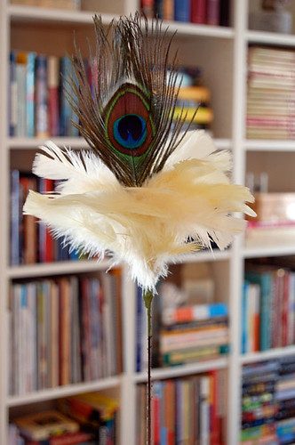 Motion-sensing table-edge feather cat toy