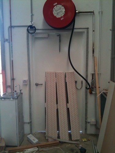 Retractable wall-mount hose reel