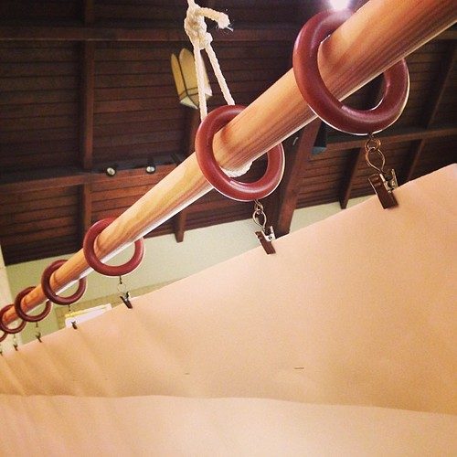 Reusable spring-couplet banner hanging clips