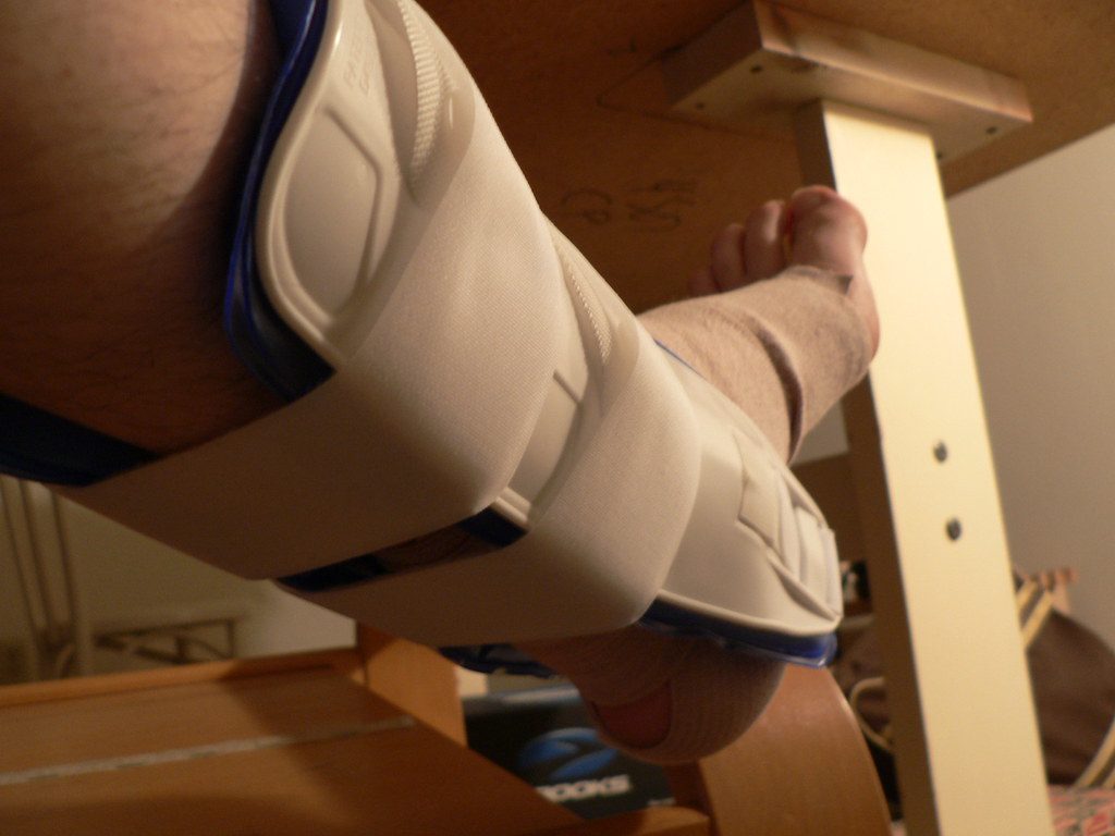 rouseM figure-8 ankle brace