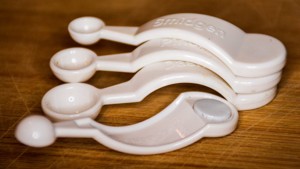 Styled Settings white-and-gold magnetic measuring spoons