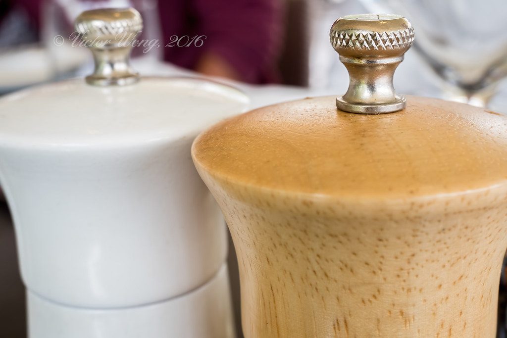 USB-rechargeable electric salt/pepper grinder (white/stainless)