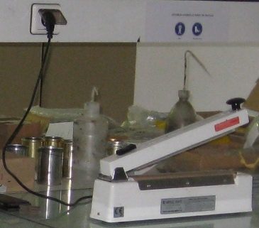 Wall-mounted rechargeable mini bag sealer and cutter