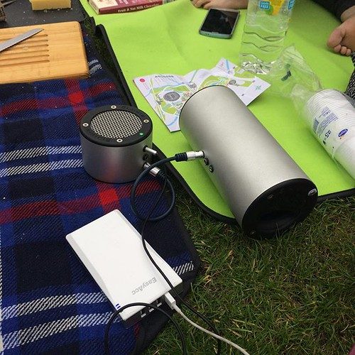 Weighted outdoor tablecloth clip set