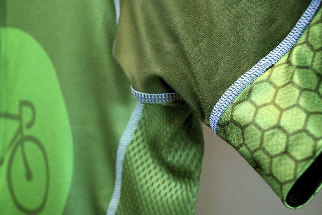 Wet swimsuit zip pouch with mesh drying panel