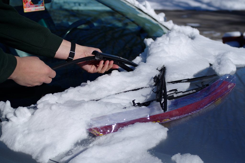 Windshield wiper blades